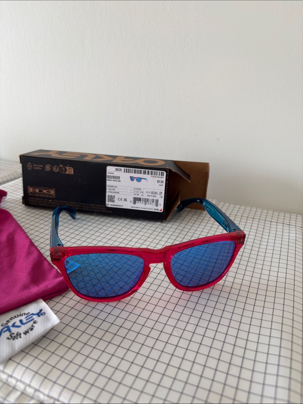 NWT Oakley Youth Sun 00J9009 Frogskins XXS ACID PINK / prizm sapphire lens